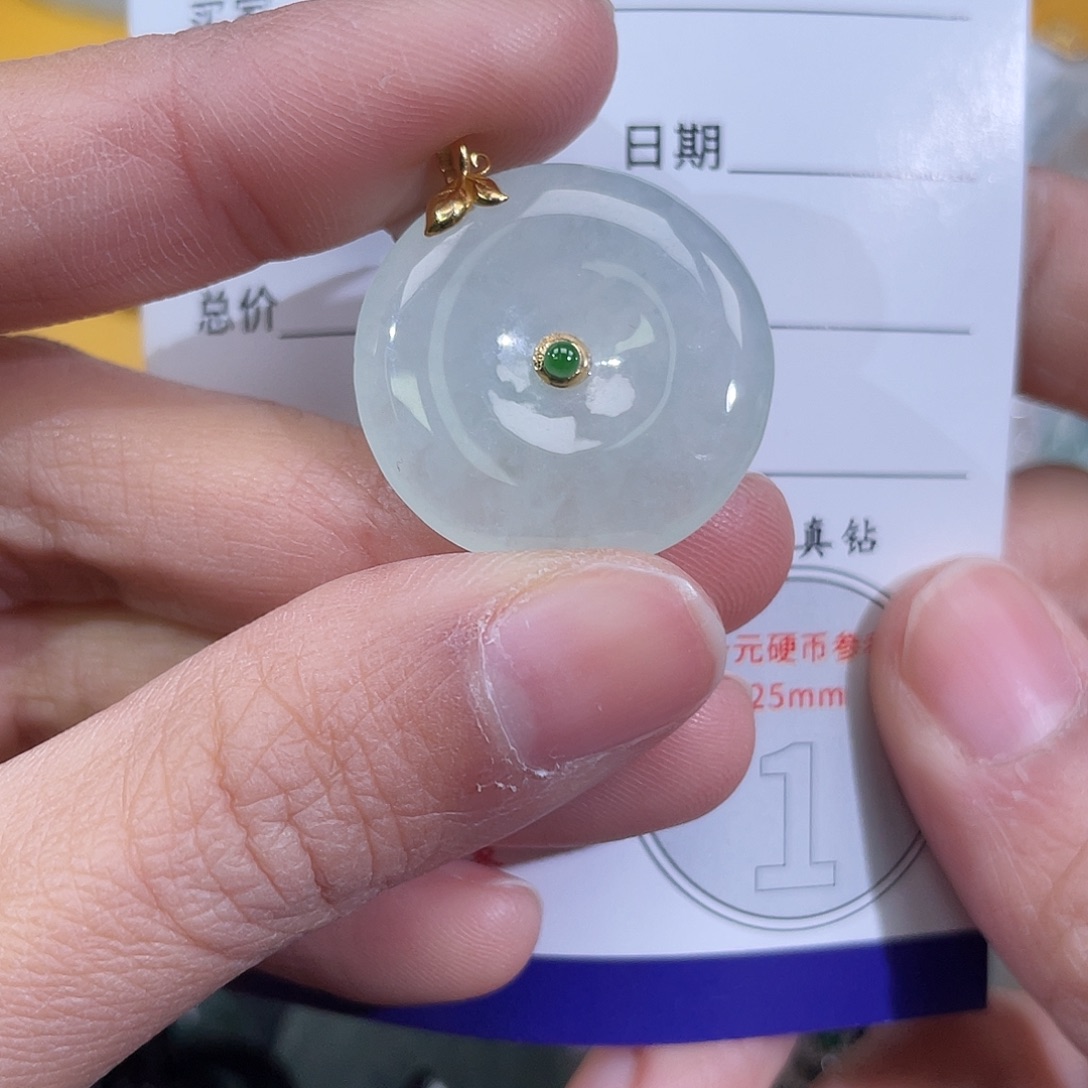 翡翠18K金镶嵌颈饰平安扣