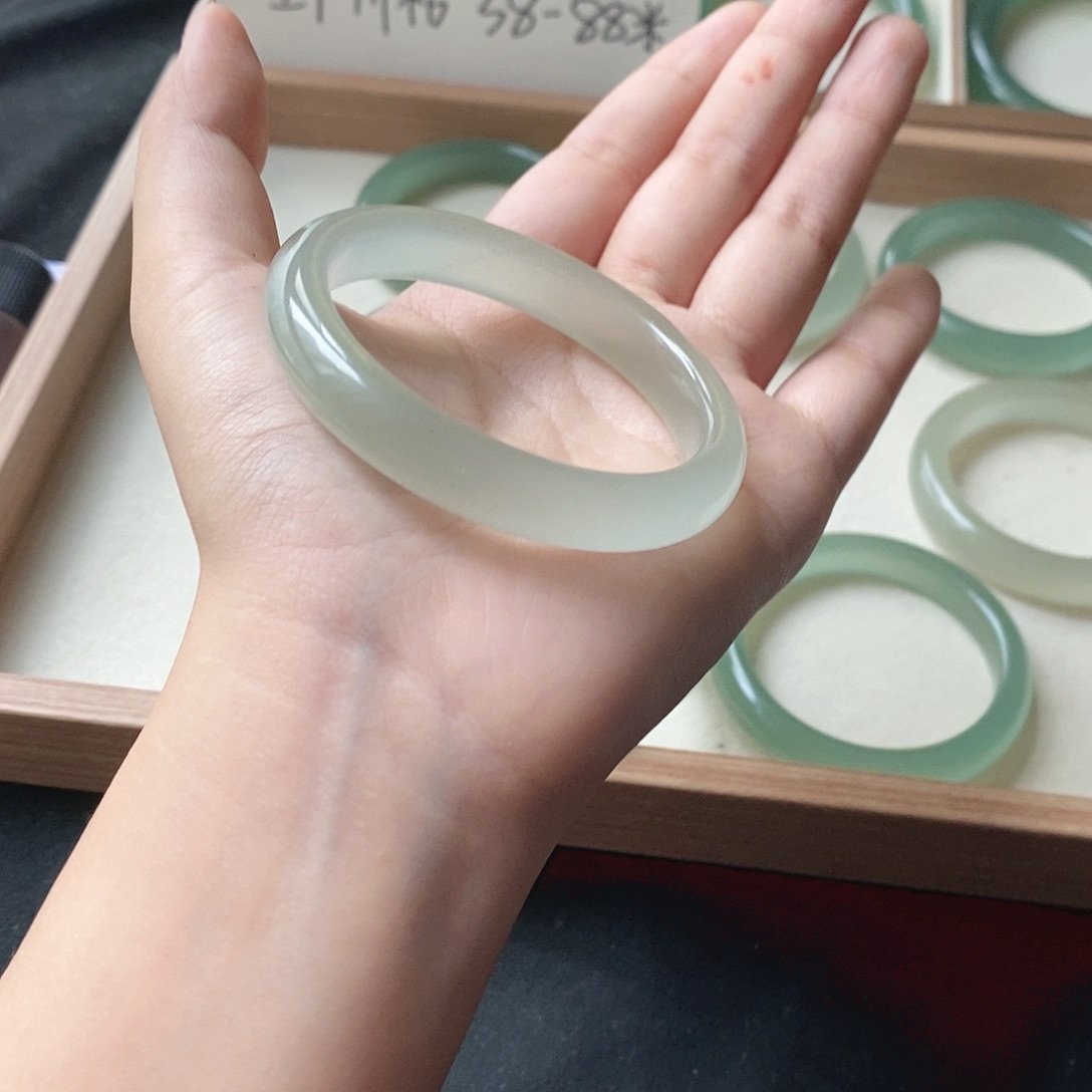 小***陈石英质玉未镶嵌手镯