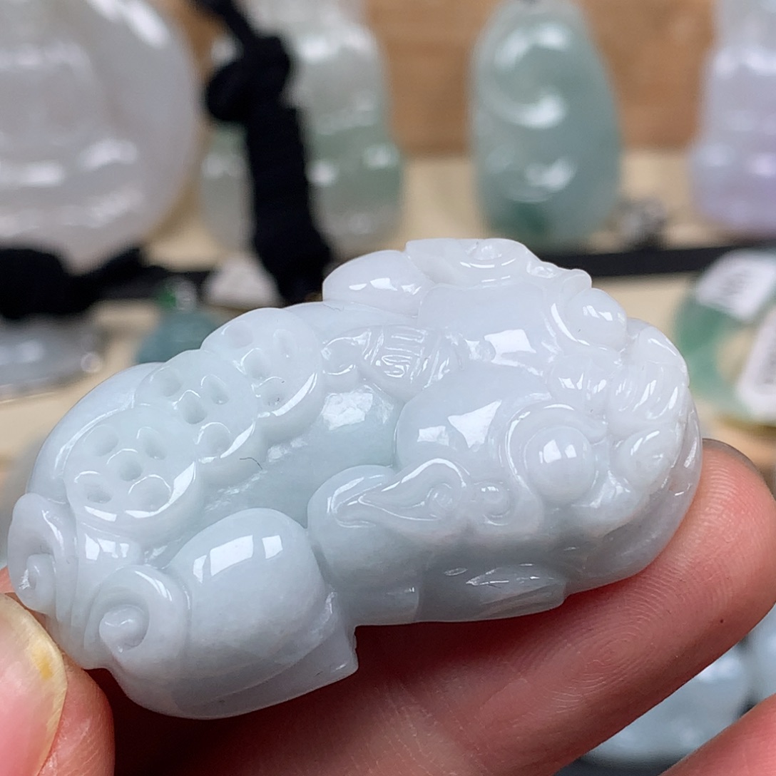 翡翠未镶嵌颈饰貔貅