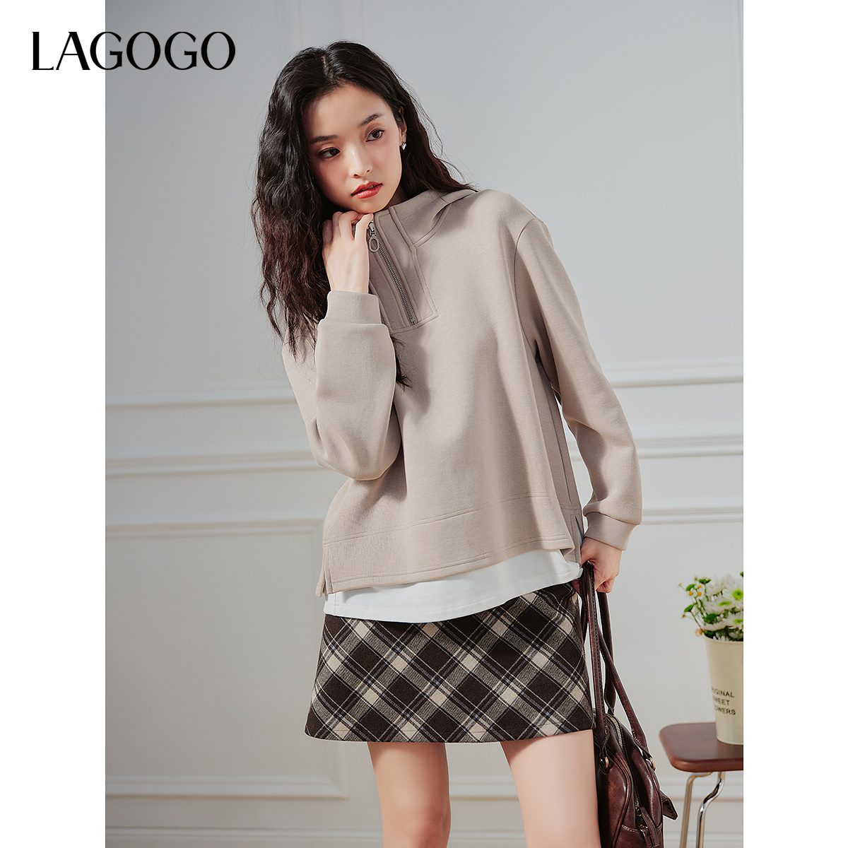 lagogo拉谷谷新款连帽落肩弹力舒适卫衣女NCEE45YA01