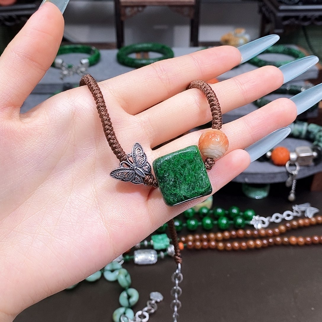 翡翠未镶嵌颈饰M*漂亮美眉