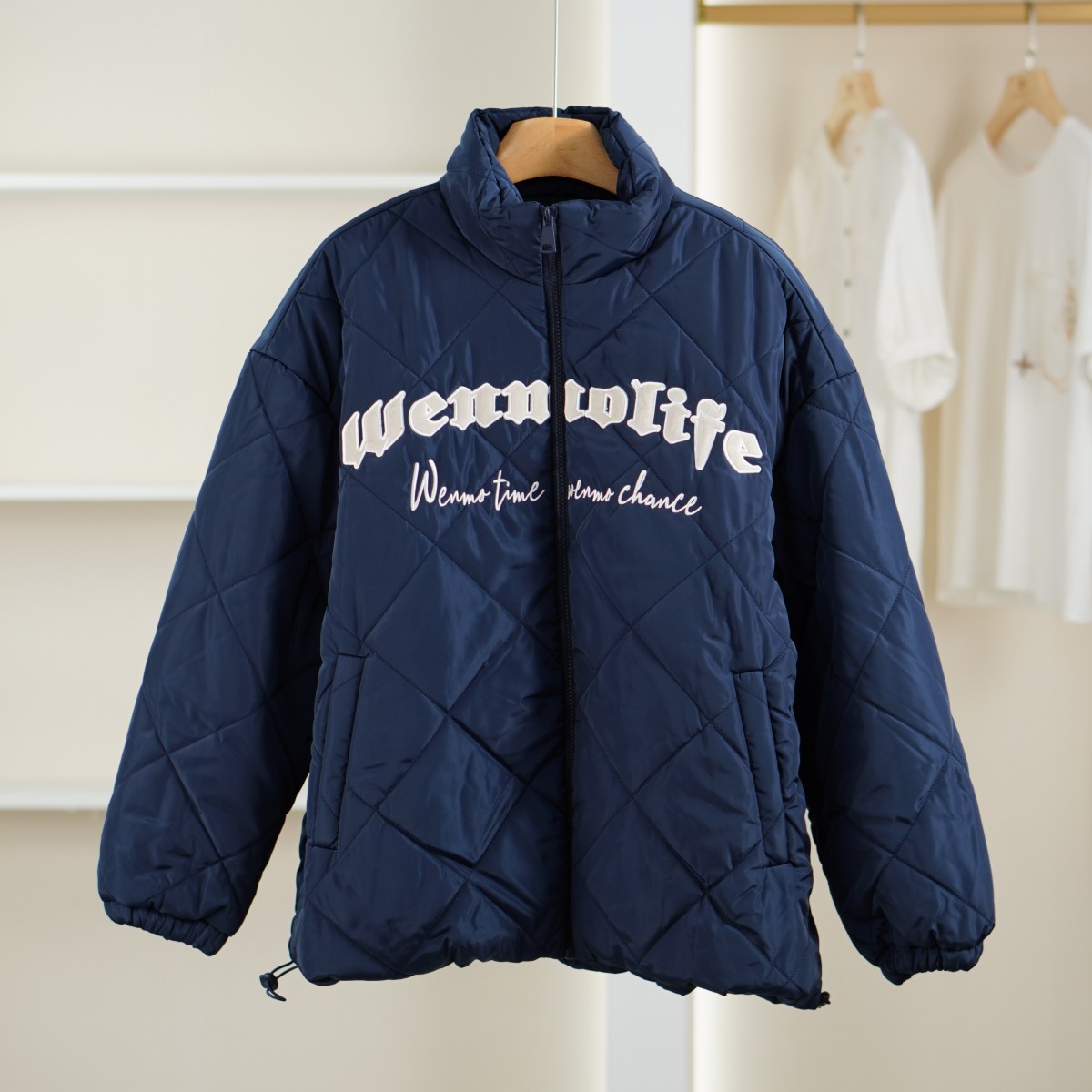 麦迪尚品【文M】51105889 秋冬厚款保暖胸前字母绣花棉服外套女装