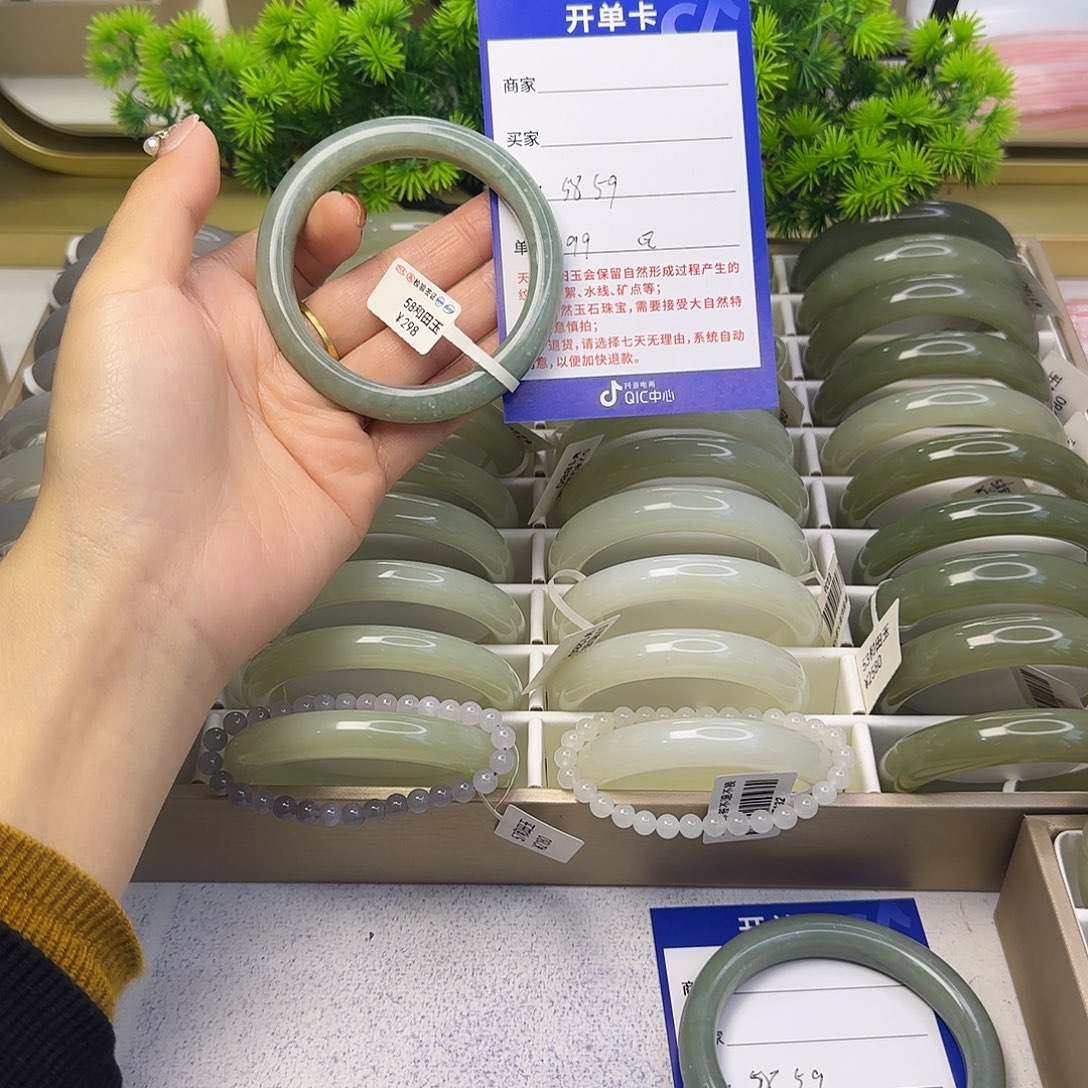 和田玉未镶嵌手镯