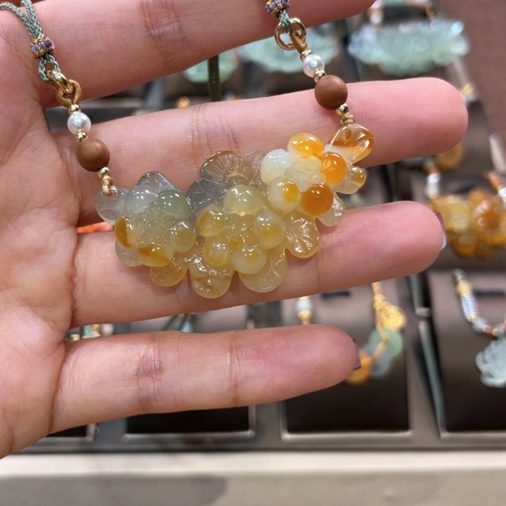 蛇纹石玉颈饰未镶嵌