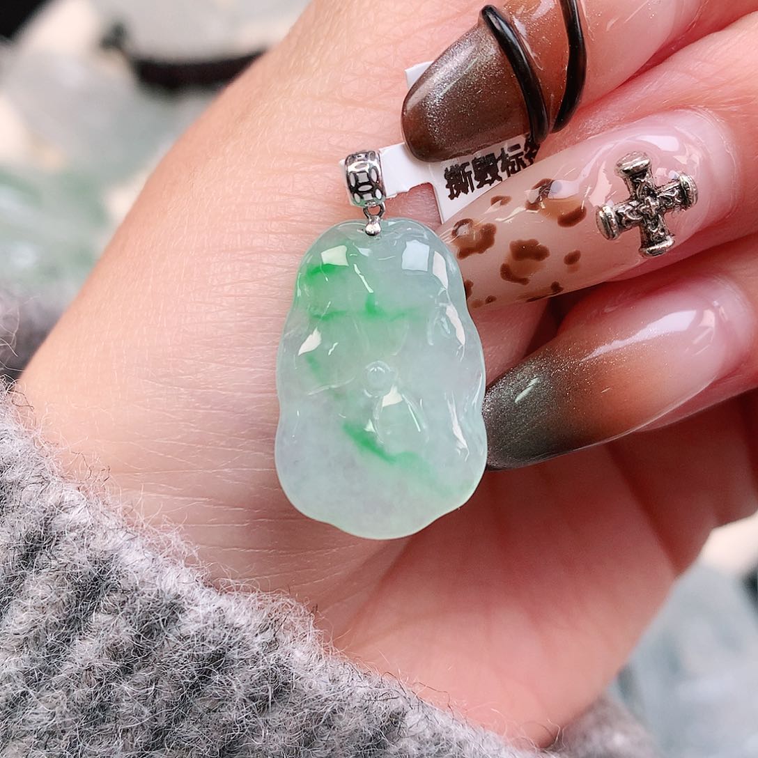 翡翠颈饰18K金镶嵌飘绿荷叶26、21.5、14，3.7