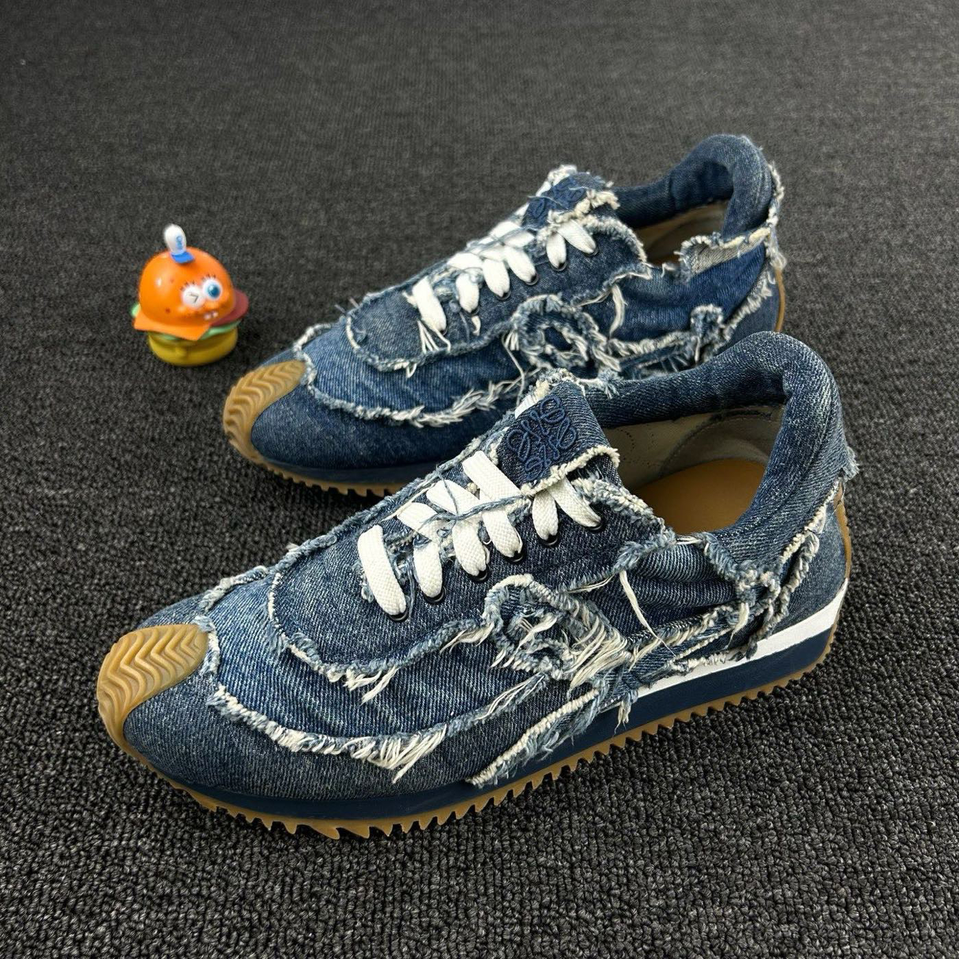 99新 LOEWE/罗意威 牛仔蓝运动鞋 38码 独特的牛仔风格 HB3031