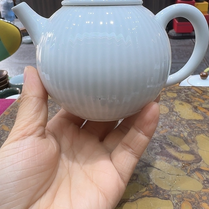 青瓷壶一个，瓷。。。品茗
