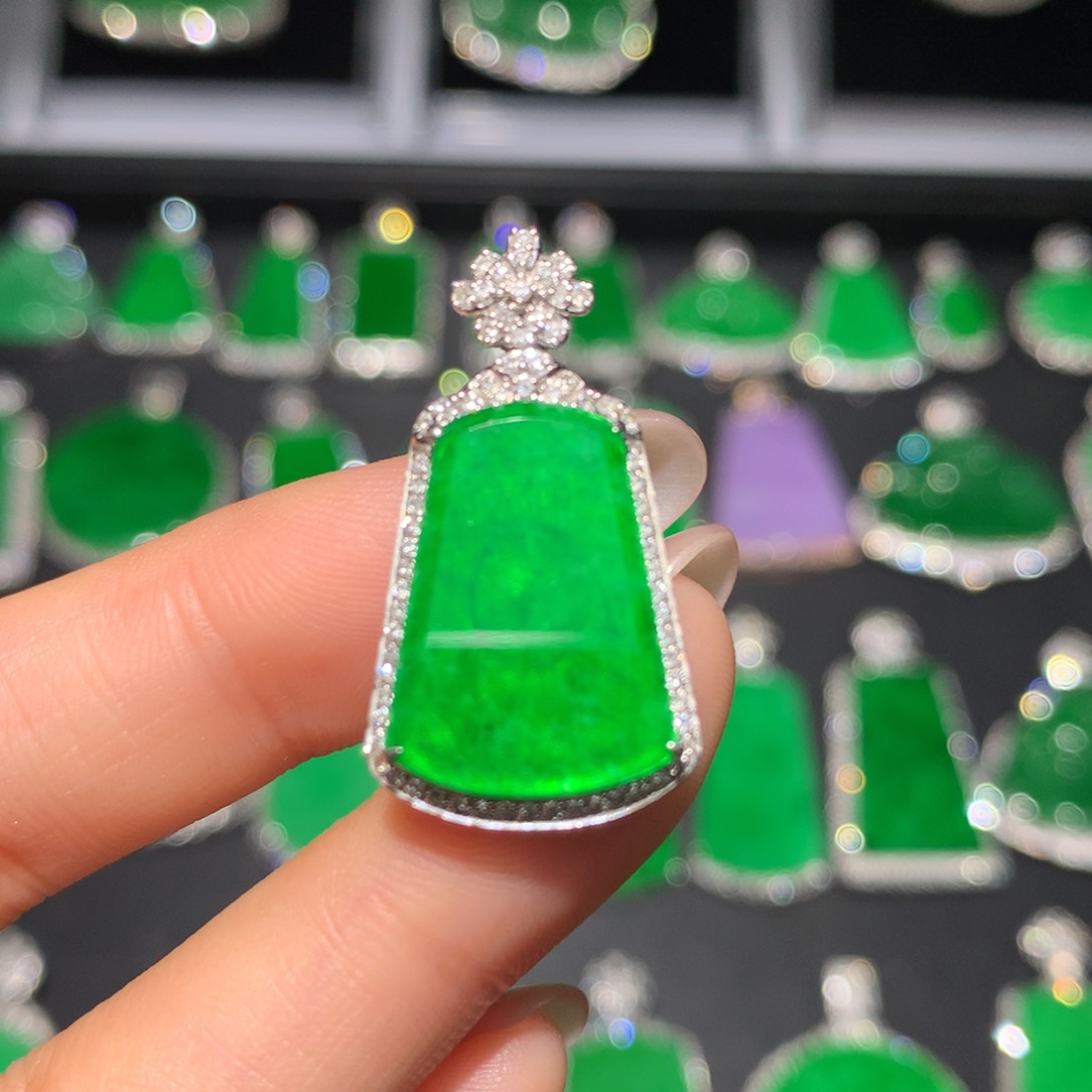 翡翠18K金镶嵌颈饰翡翠