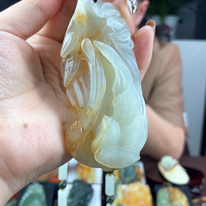 蛇纹石玉颈饰未镶嵌