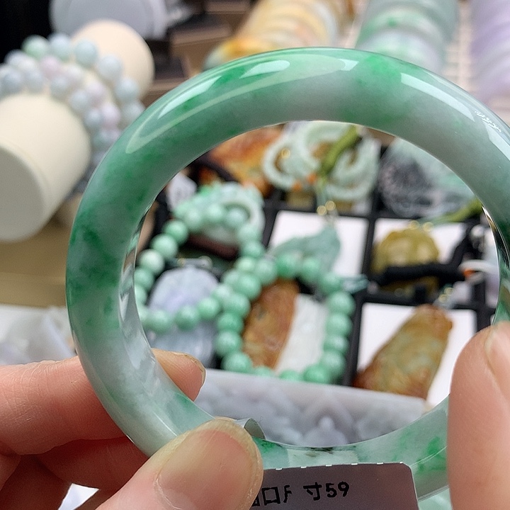 翡翠手镯未镶嵌吊坠