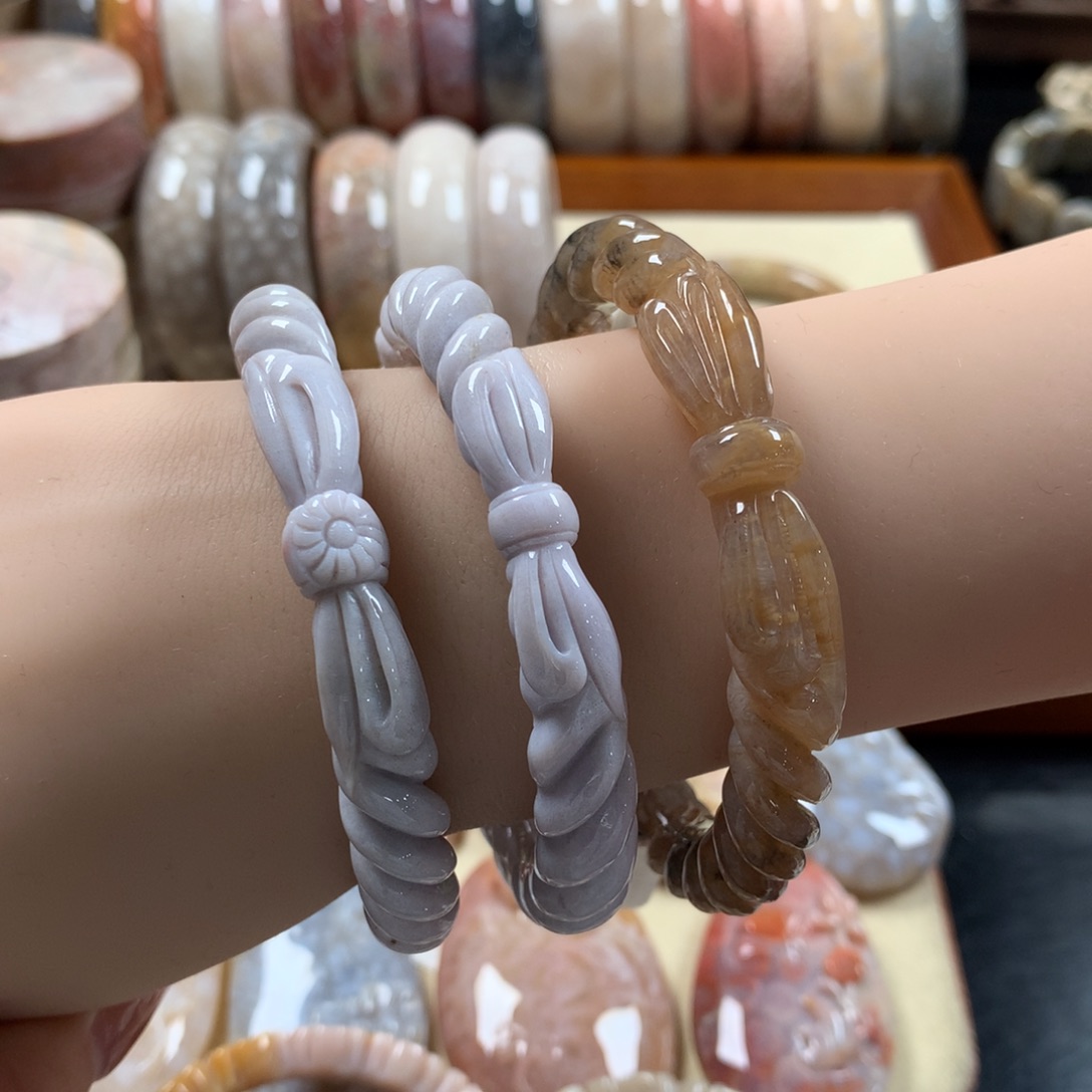 硅化珊瑚（珊瑚玉）蝴蝶结麻花雕刻镯。可挑。未镶嵌