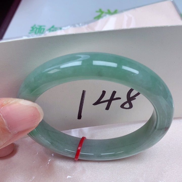 翡翠手镯未镶嵌翡翠