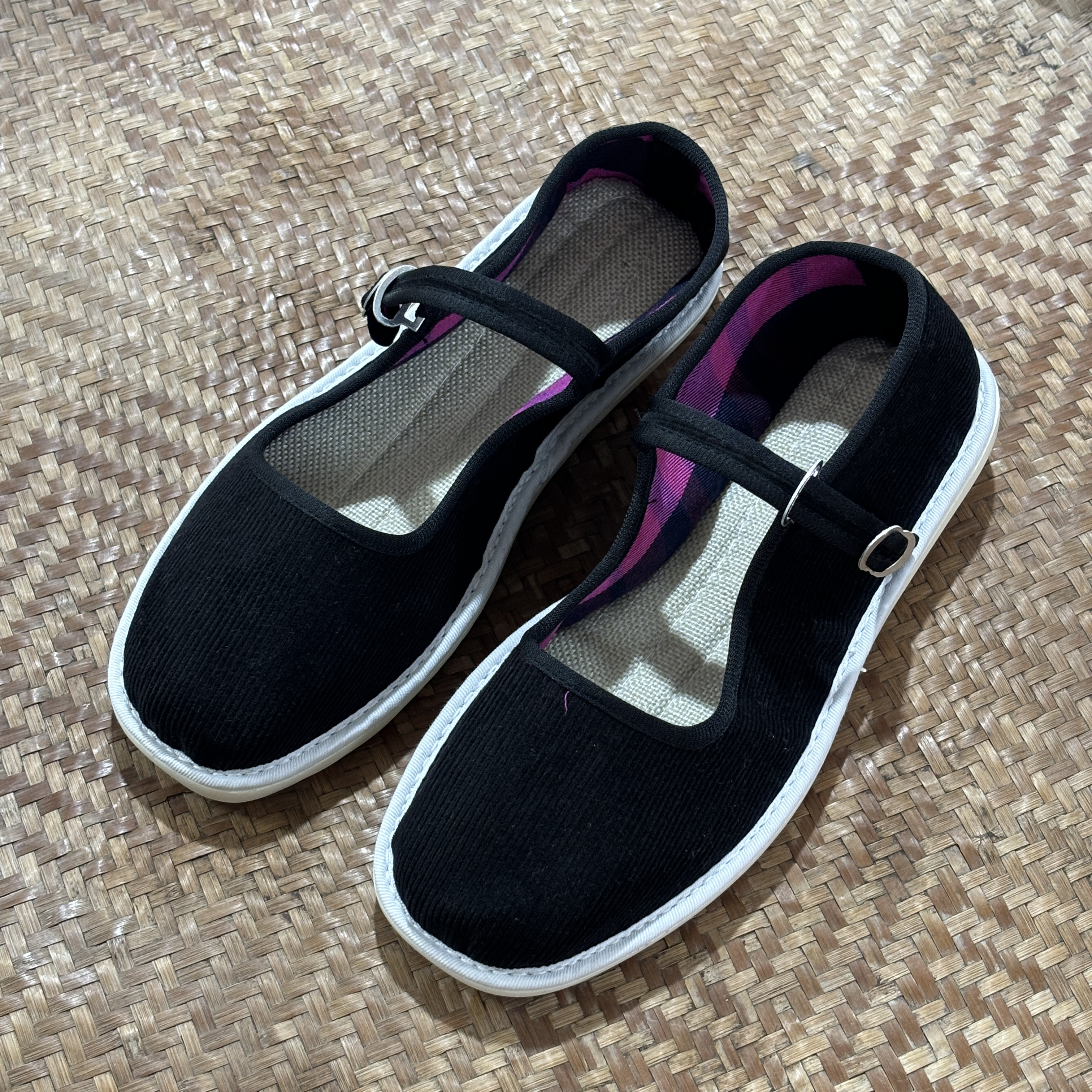 特价款何航夏季透气名族风黑色方口布鞋