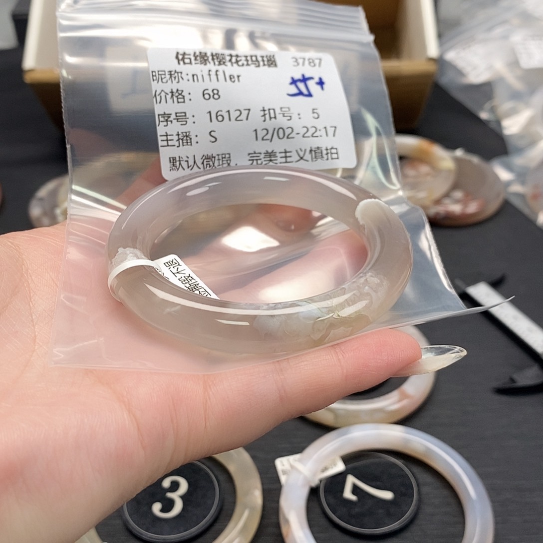 手镯玛瑙/玉髓未镶嵌n****r