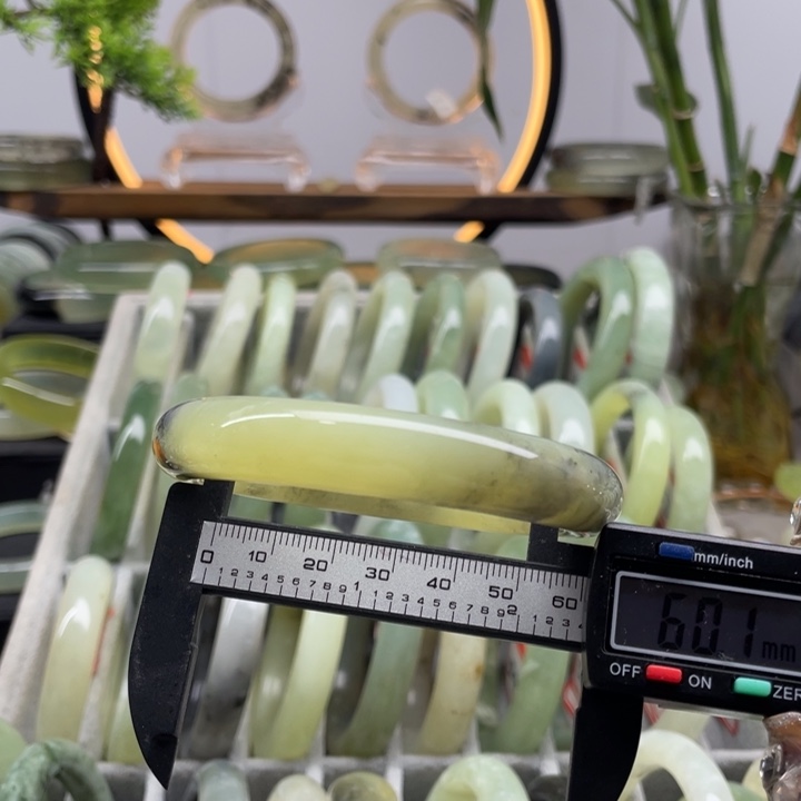 蛇纹石玉未镶嵌手镯381