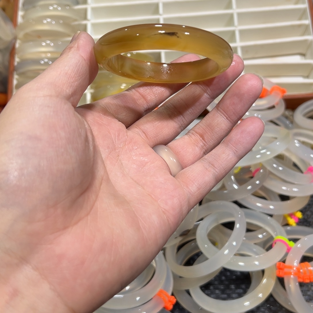 玛瑙/玉髓未镶嵌手镯5859圈有包容2.4