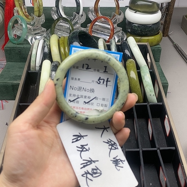 蛇纹石玉未镶嵌手镯