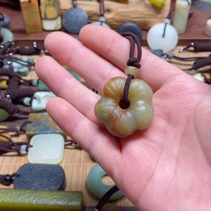 蛇纹石玉挂件未镶嵌