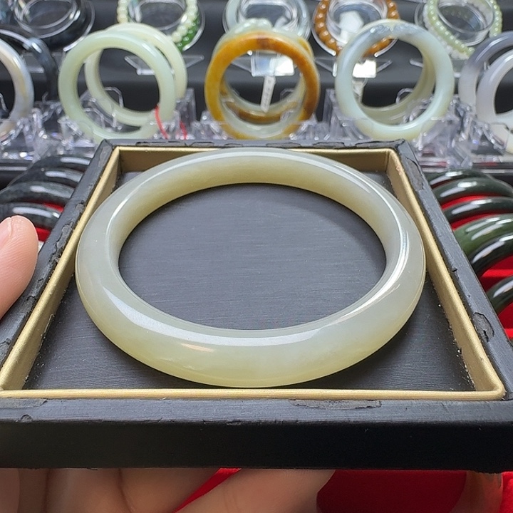 和田玉未镶嵌手镯圈口：63+