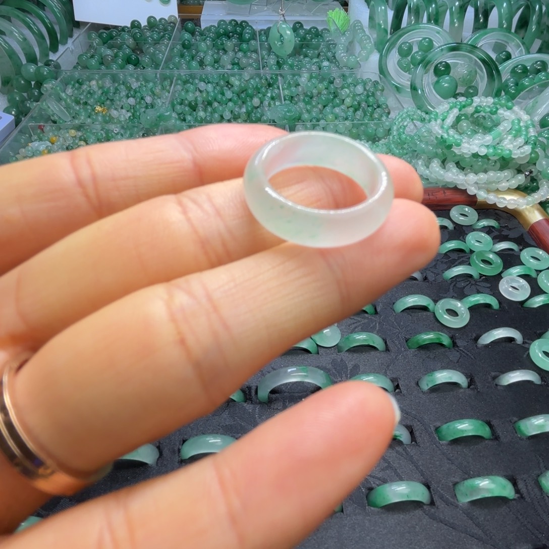 石英质玉（非洲翠）未镶嵌散珠戒指圈口11+