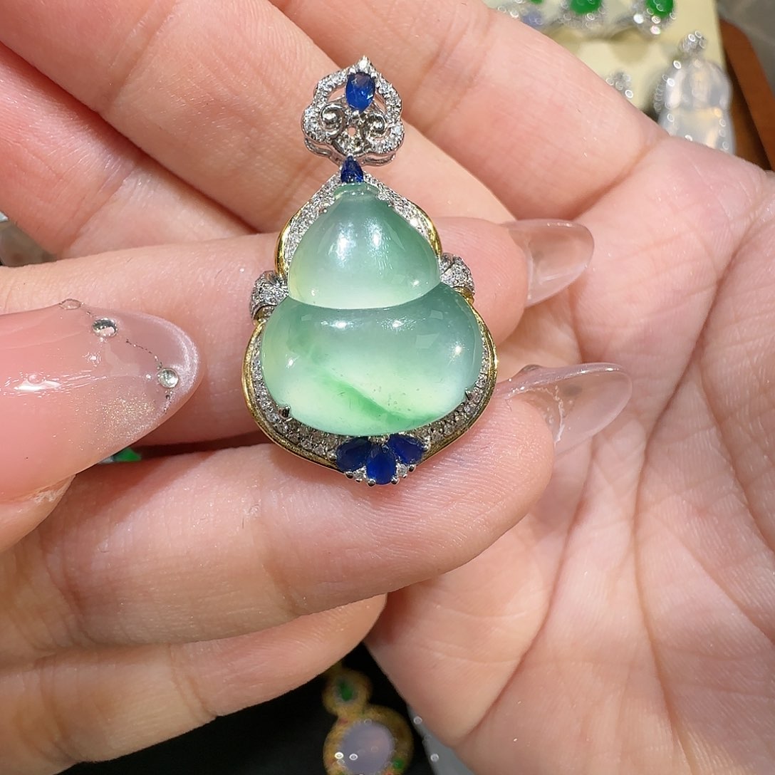 【闪购商品】颈饰18K金镶嵌翡翠