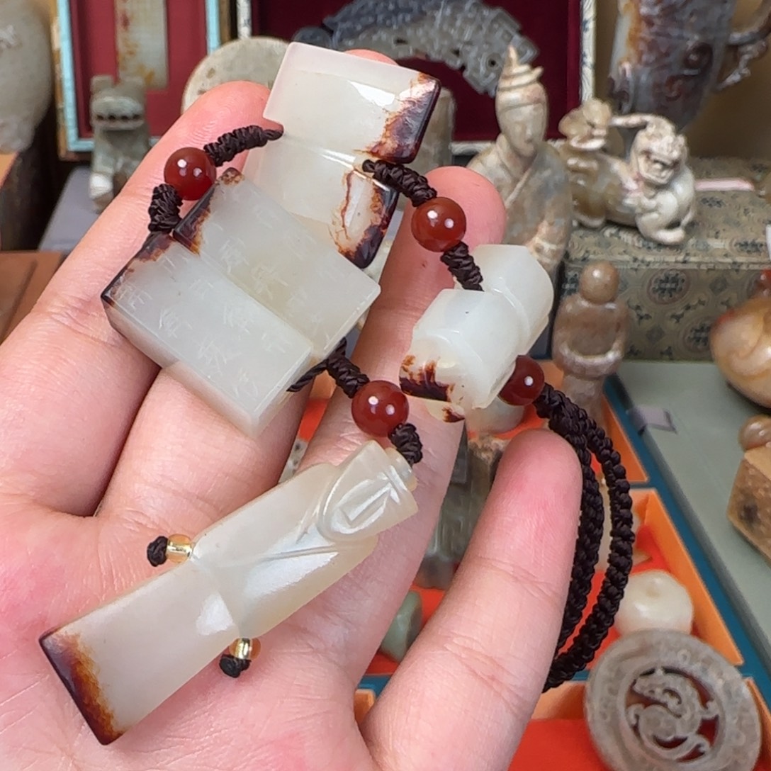 昱***馆和田玉未镶嵌摆件