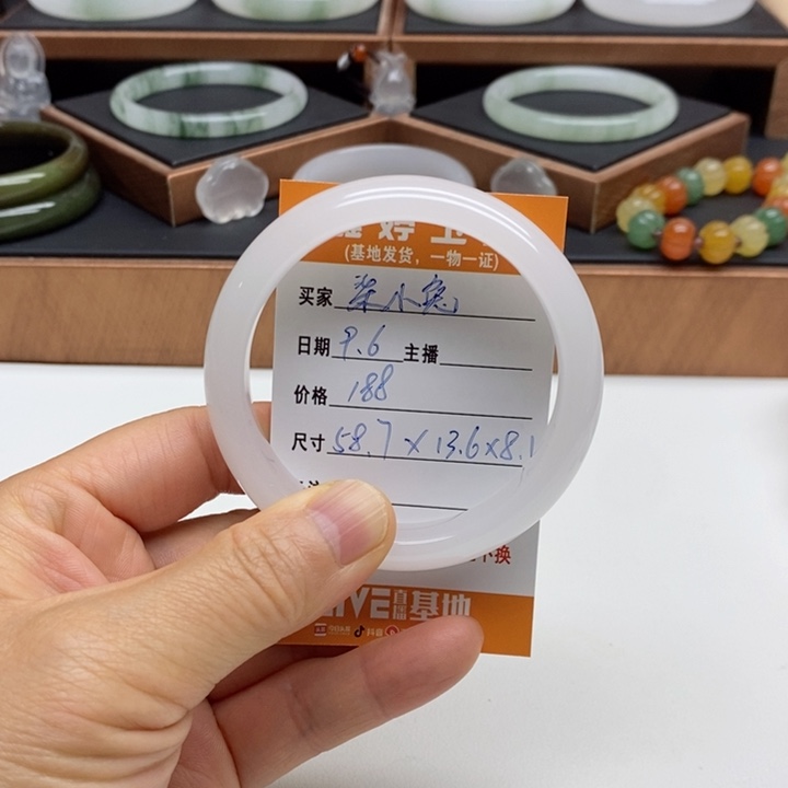 柒****未镶嵌手镯石英质玉