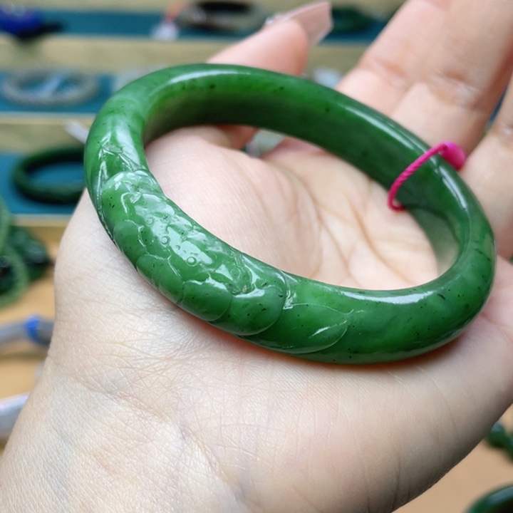 和田玉手镯59圈口。编号77未镶嵌