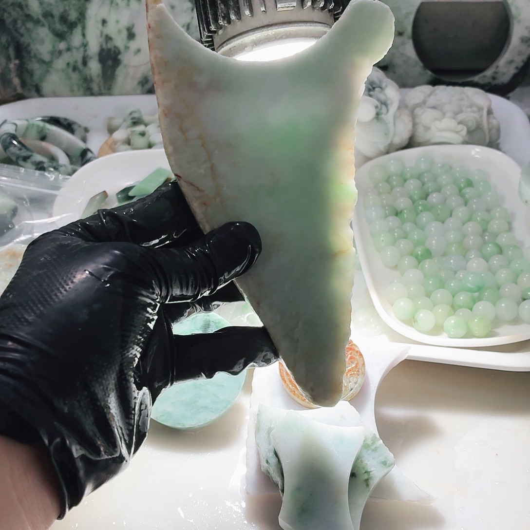 翡翠未镶嵌颈饰边角料