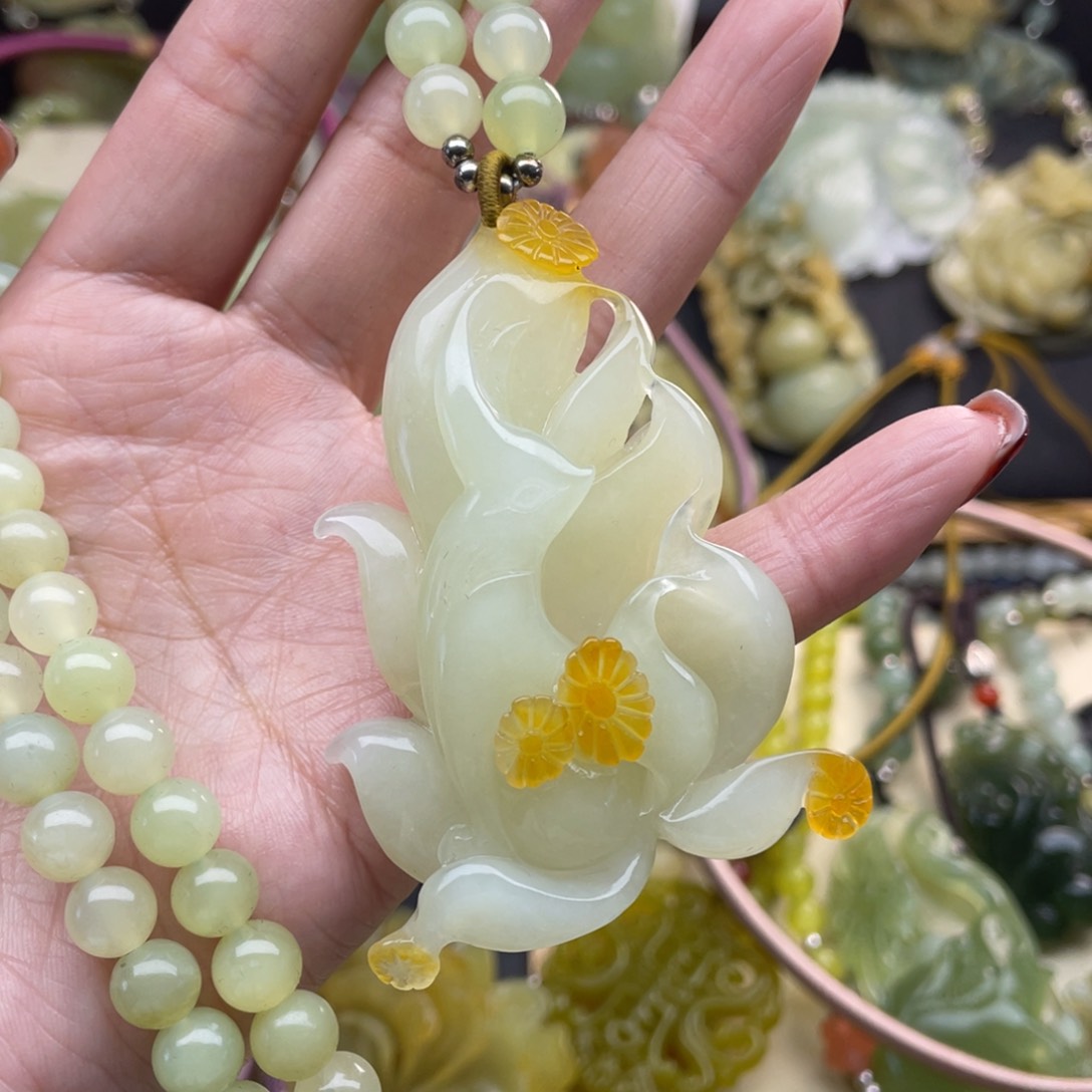 蛇纹石玉颈饰未镶嵌