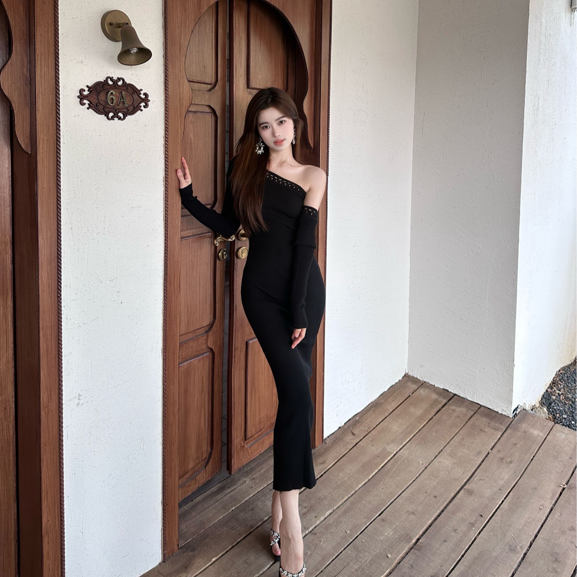 Susu新 镂空斜肩 亲肤软糯斜肩长袖针织连衣裙弹力修身包臀长裙