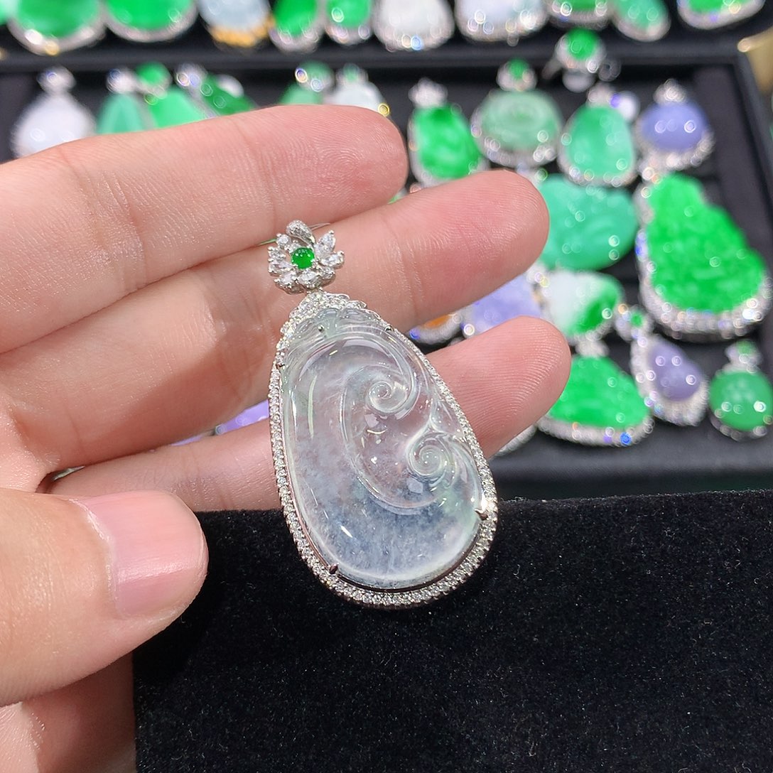 翡翠18K金镶嵌颈饰