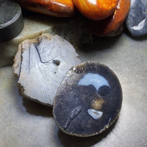 透闪石质玉未镶嵌珠宝半成品喜**子