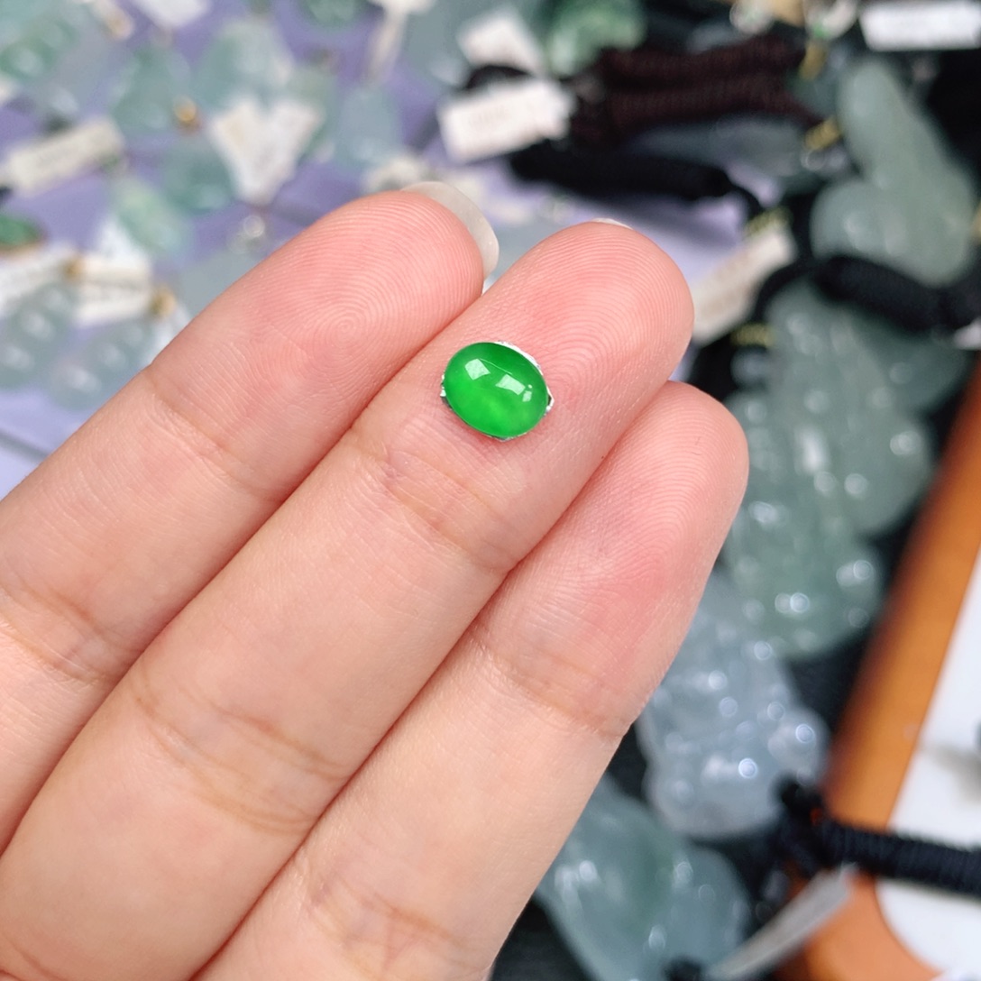 翡翠未镶嵌颈饰刁*娘蛋面