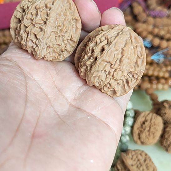 把件文玩核桃40左右瑕疵练手白狮子配对如图
