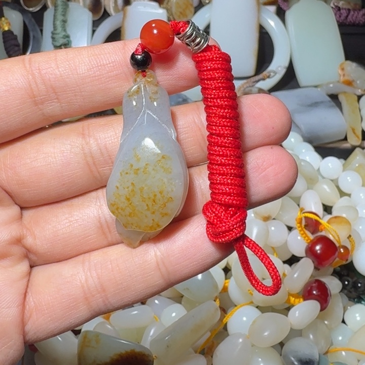 和田玉未镶嵌吊坠(赠链)