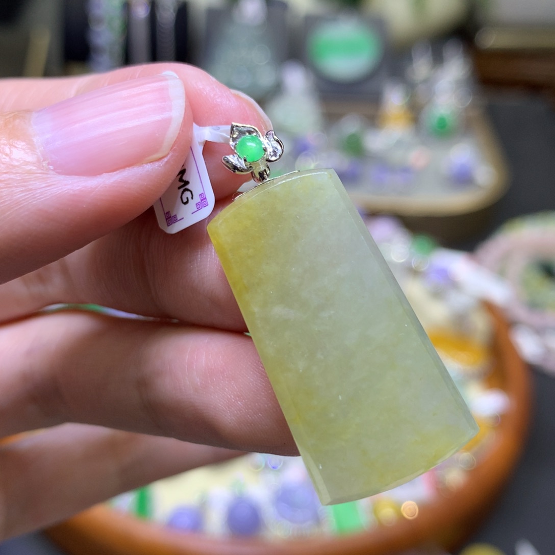 翡翠颈饰18K金镶嵌翡翠吊坠项链