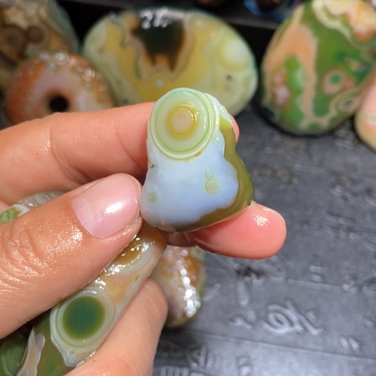 石英质玉珠宝半成品未镶嵌阿*