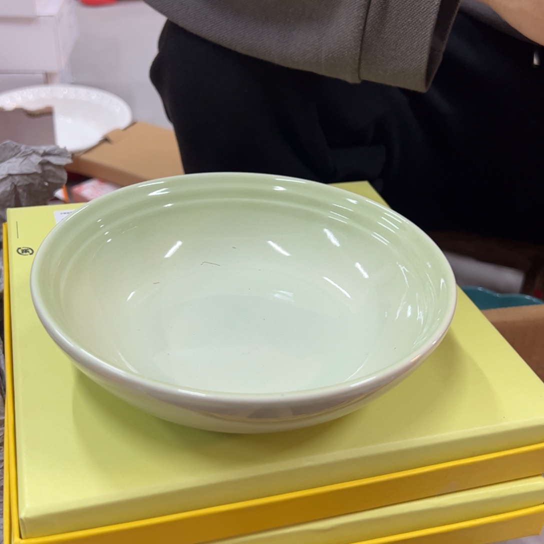 瓷芥末绿燕麦碗燕麦