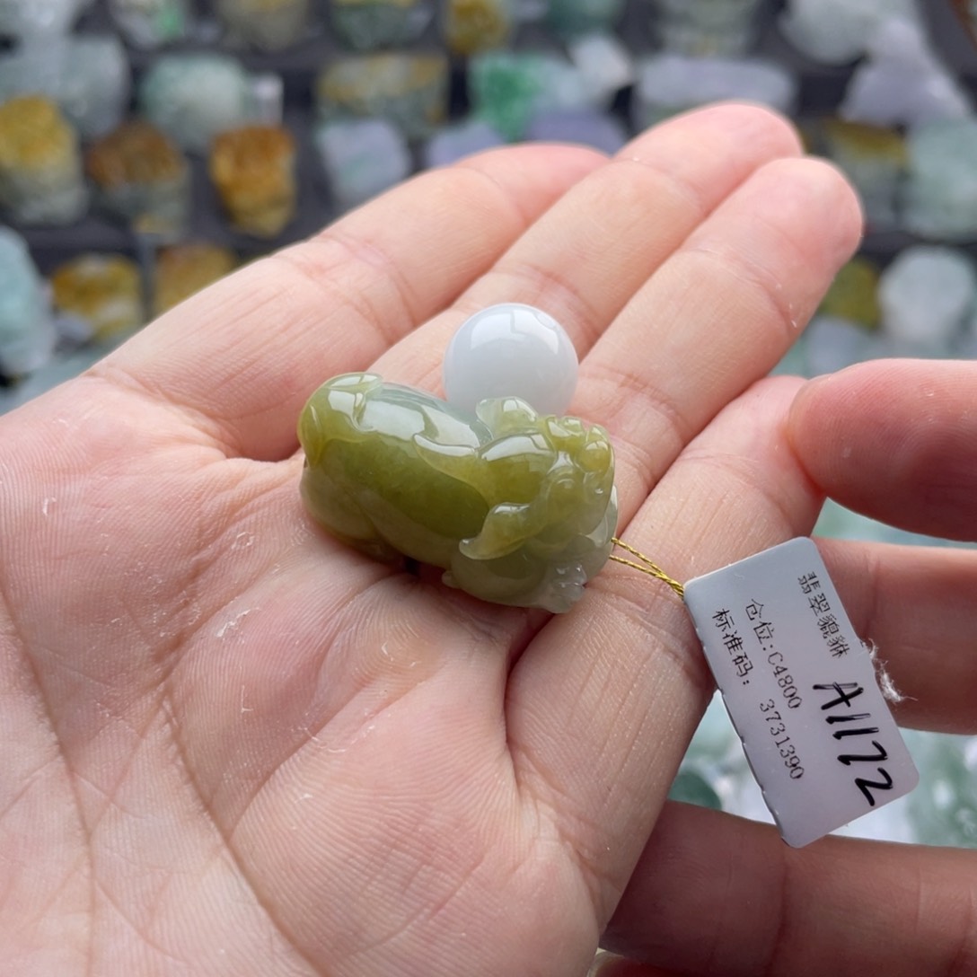 翡翠颈饰未镶嵌凯****司貔貅