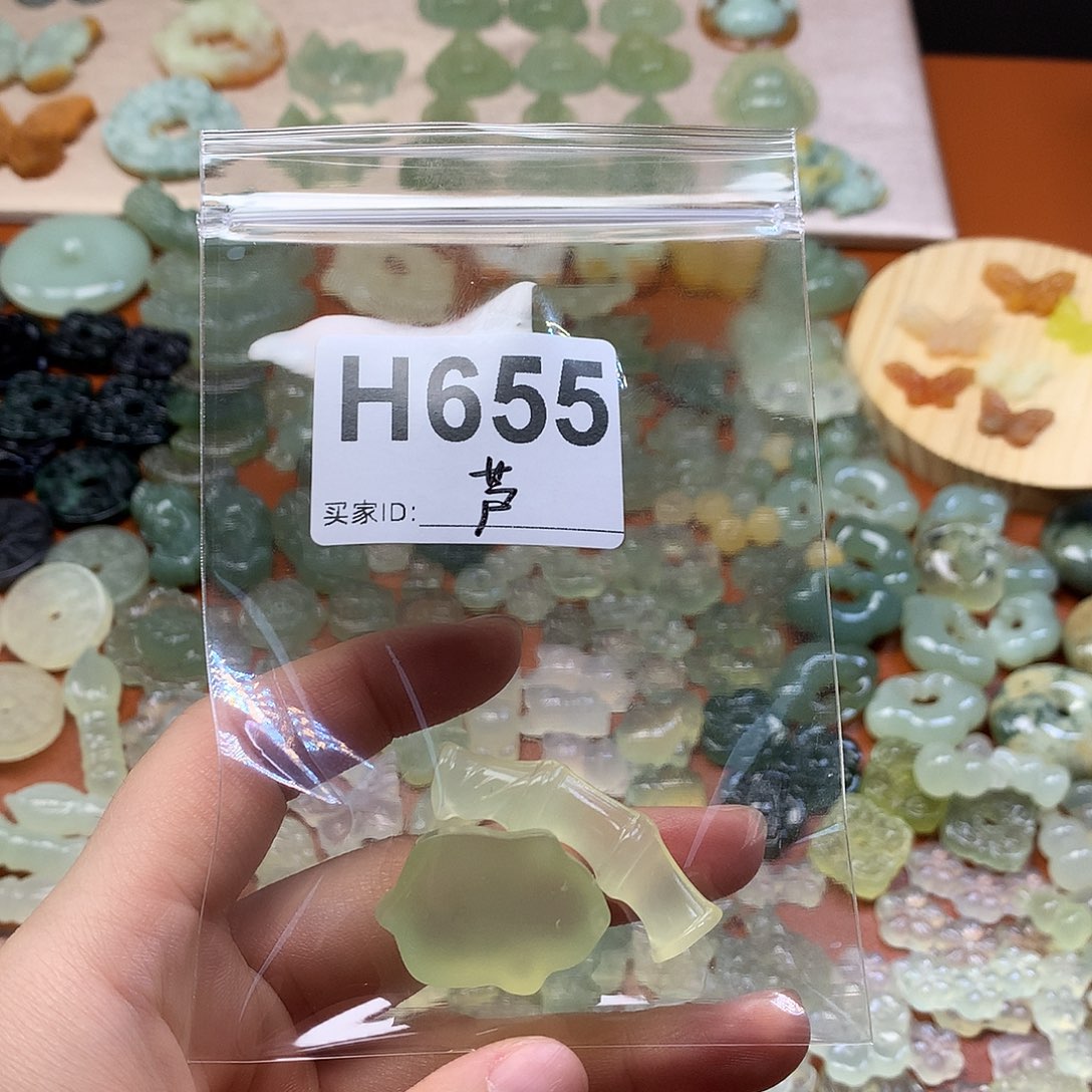 芦***青蛇纹石玉未镶嵌颈饰