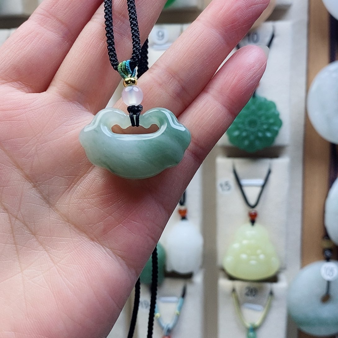 颈饰未镶嵌石英质玉（天山翠）