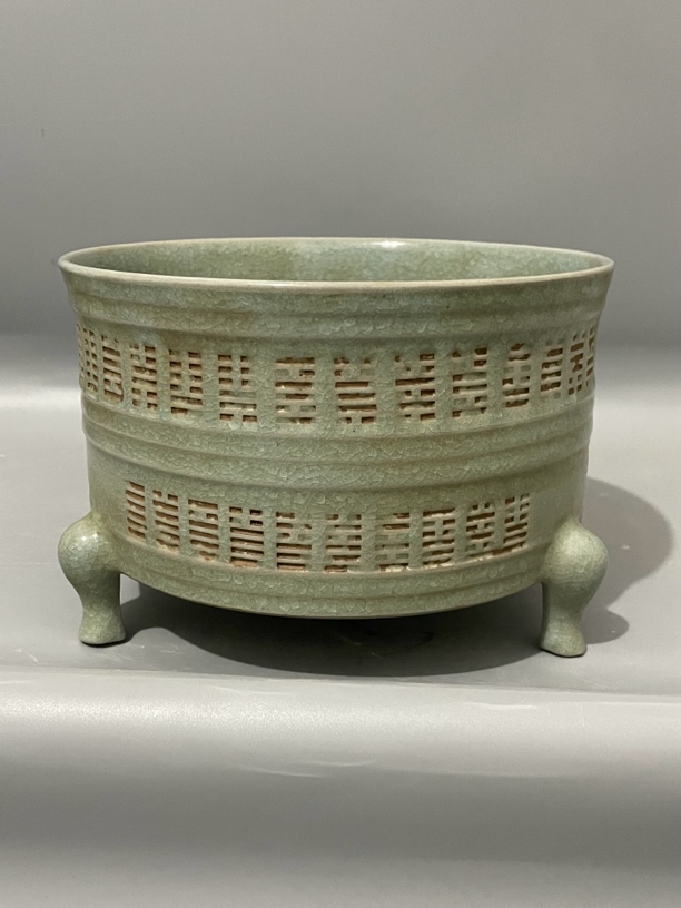 汝窑三足莲     