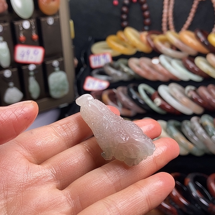 銎***嗨石英质玉未镶嵌颈饰