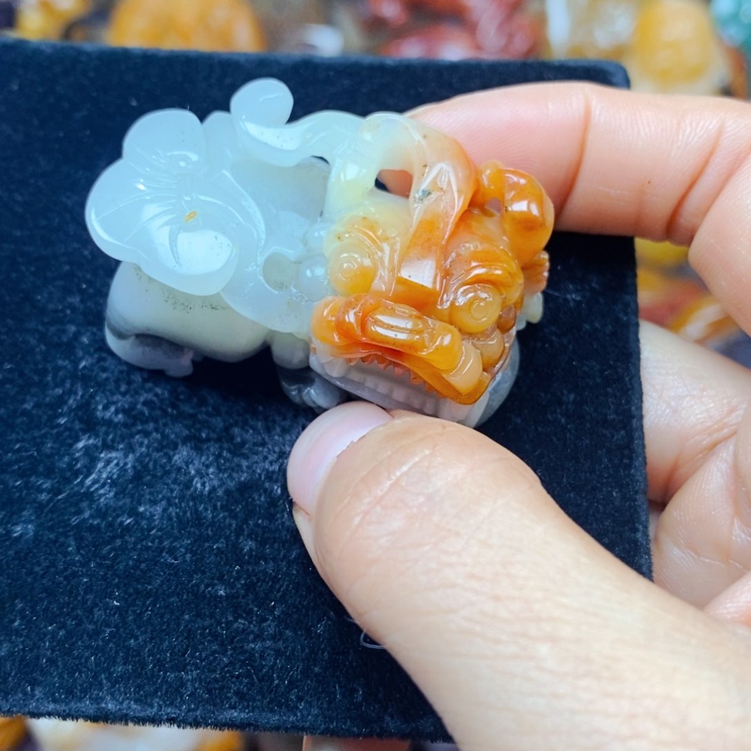 石英质玉（黄龙玉）未镶嵌颈饰