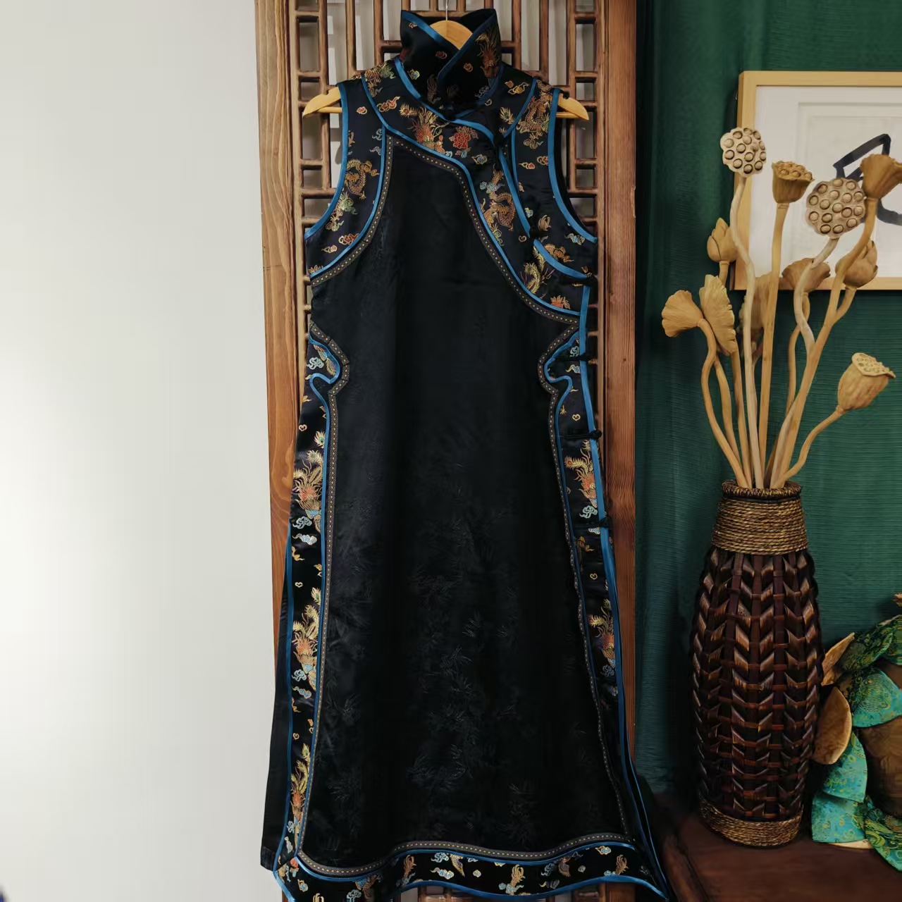 （(LS743) 凤徕兮私人定制黑色暗纹底咖金龙凤纹斜襟盘扣马甲裙