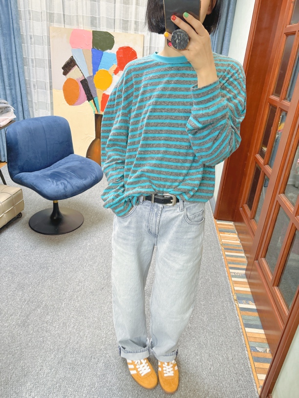 蓝色条纹打底宽松上衣