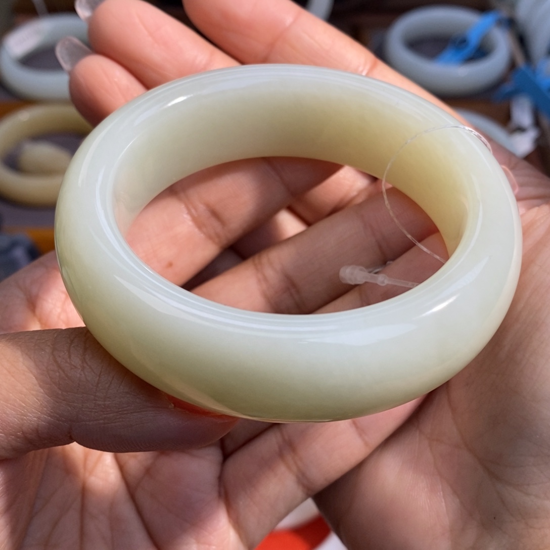 和田玉未镶嵌手镯