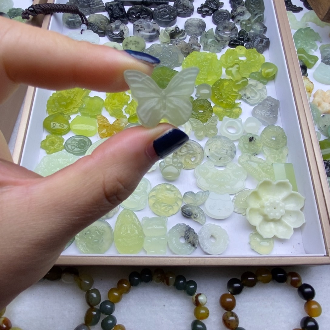 蛇纹石玉未镶嵌颈饰