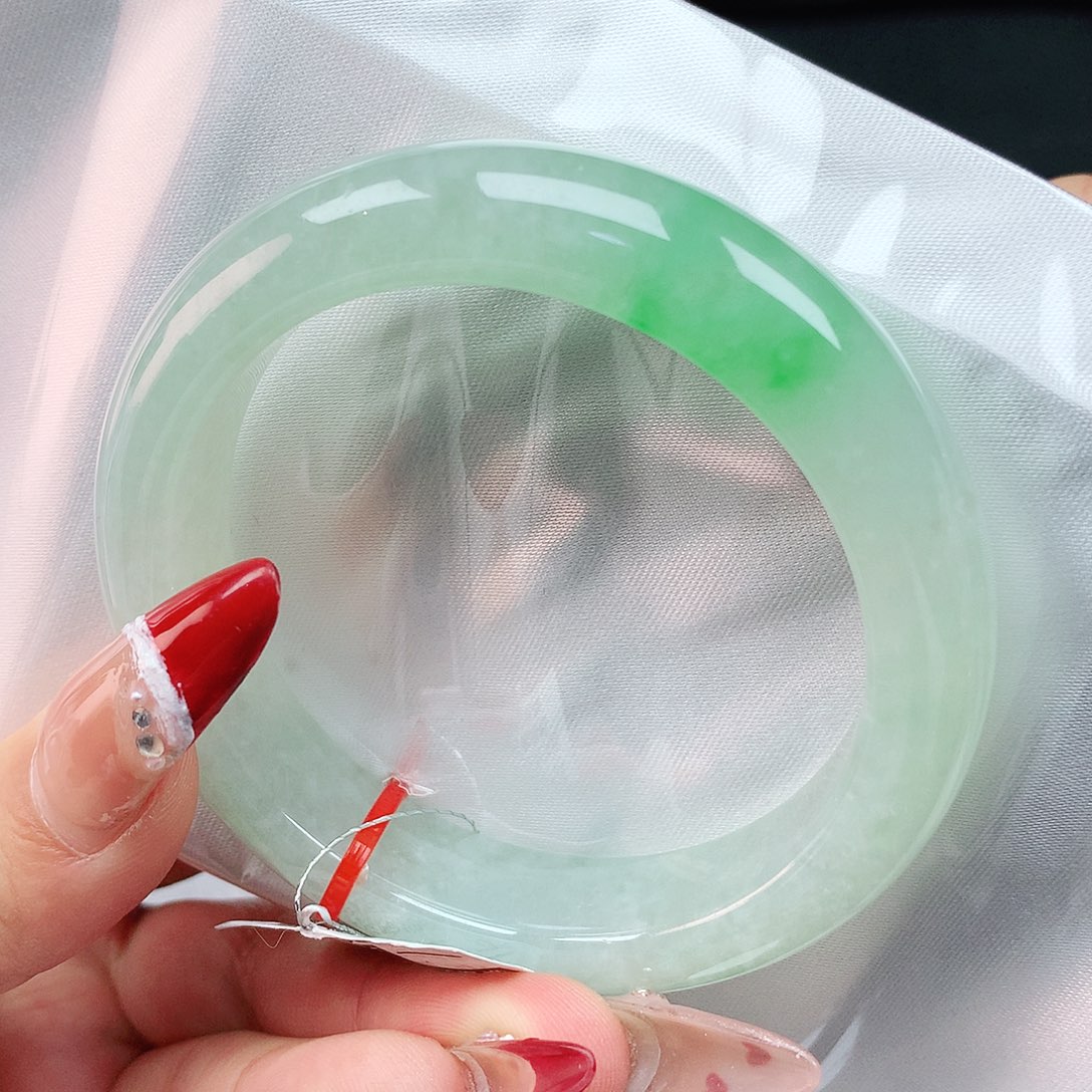 翡翠手镯未镶嵌54圈